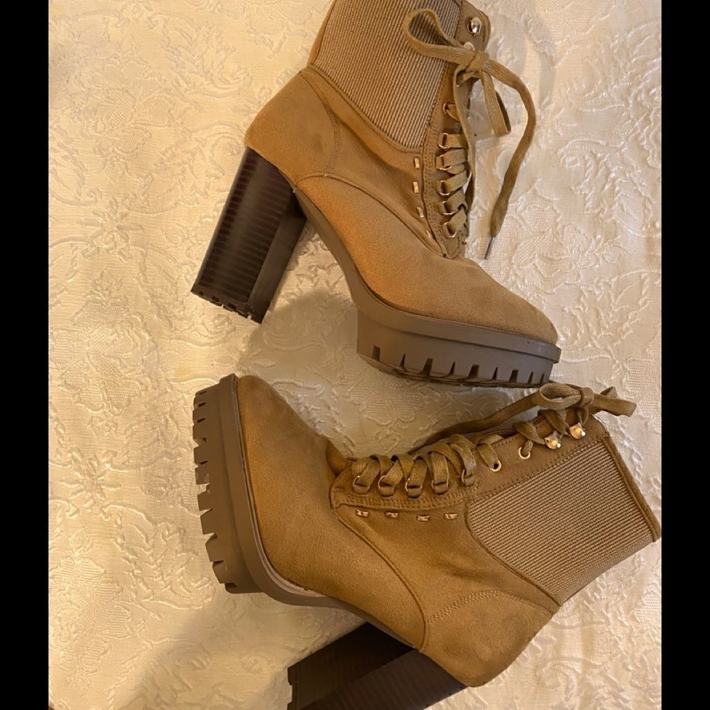 🛍Women’s Wild Diva shoes Tan Chunky Heels Sizes: 8.5 💥 - Picture 1 of 6